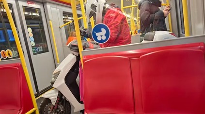 BIZARNÁ DONÁŠKOVÁ SLUŽBA: MUŽ ZOBRAL DO METRA CELÝ MOPED, VYSLÚŽIL SI UDIVENÉ POHĽADY