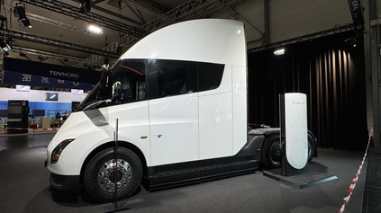 VÝROBA MODELU TESLA SEMI SA OPÄŤ POSÚVA, TENTORAZ NA ROK 2026