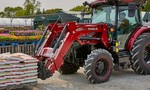 Elektrický traktor Farmall Utility 75C odrobí na nabitie 8 hodín. Pod silnou záťažou polovicu