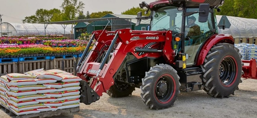 Elektrický traktor Farmall Utility 75C odrobí na nabitie 8 hodín. Pod silnou záťažou polovicu