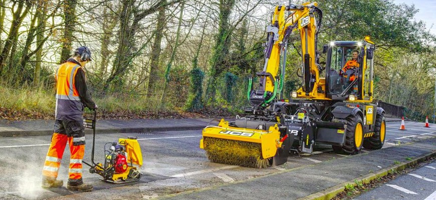 JCB chce dramaticky zrýchliť opravy ciest. Pothole Pro si s výmoľom poradí za pár minút