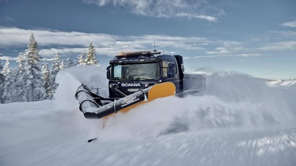 Scania v akcii na snehu. Ťažký odťahový špeciál, snežný pluh a ako nasadiť snehové reťaze