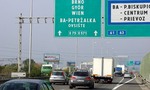 Aj čiastočne nefunkčný obchvat Bratislavy užíva mesačne o 20 tisíc kamiónov viac