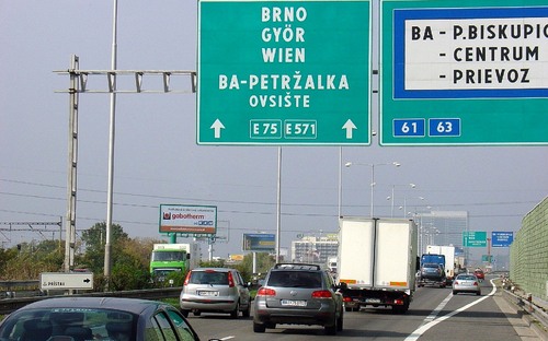 Aj čiastočne nefunkčný obchvat Bratislavy užíva mesačne o 20 tisíc kamiónov viac