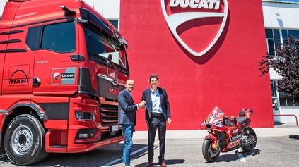 ČERVENÁ FARBA DUCATI, NAJVÄČŠIA KABÍNA V PONUKE A KOŽENÉ SEDADLÁ. TAKÉTO BUDÚ LEN ŠTYRI ŤAHAČE MAN