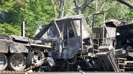 DIAĽNICU PRI ŠTETÍNE ZATARASILA KURIÓZNA NEHODA. VRAZILI DO SEBA VOJENSKÉ ŤAHAČE S TANKMI