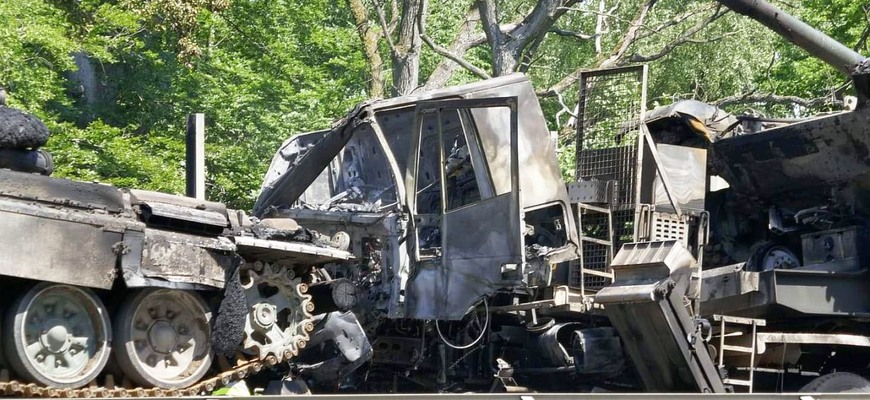 Diaľnicu pri Štetíne zatarasila kuriózna nehoda. Vrazili do seba vojenské ťahače s tankmi