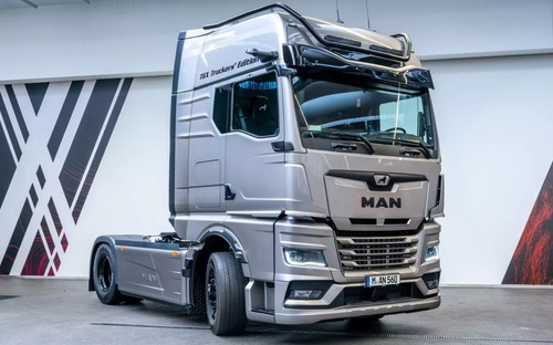 Na MAN TGX Truckers Edition pracovalo 350 vodičov. Má 560 koní aj televízor