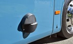 Záhadný kruh na boku autobusov má svoj význam. Autobusové zastávky sú vďaka nemu bezpečnejšie