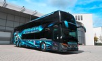 Farebný autobus vždy zaujme. Rovnako na to ide aj táto výročná Setra