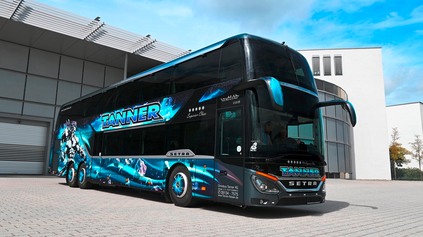 FAREBNÝ AUTOBUS VŽDY ZAUJME. ROVNAKO NA TO IDE AJ TÁTO VÝROČNÁ SETRA