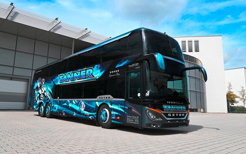 Farebný autobus vždy zaujme. Rovnako na to ide aj táto výročná Setra