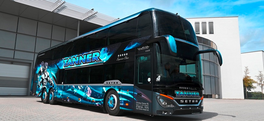 Farebný autobus vždy zaujme. Rovnako na to ide aj táto výročná Setra
