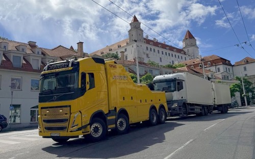Odťah kamiónov vyžaduje ťažký kaliber. Čo nasadzuje SOS Team Slovakia?