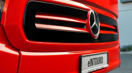 MERCEDES-BENZ UKÁZAL ELEKTRICKÝ AUTOBUS PRE VIDIEK. NA NABITIE ZVLÁDNE 500 KM