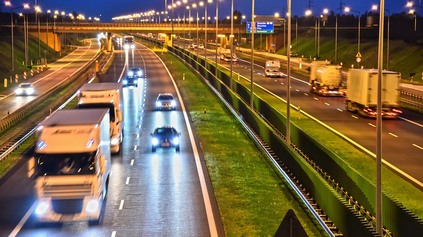 ČASTÝ PRIESTUPOK KAMIÓNOV POLICAJTI NETOLERUJÚ. ROBÍ NERVY VODIČOM OSOBNÝCH ÁUT