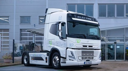 PRVÉ ELEKTRICKÉ VOLVO FM BUDE JAZDIŤ PRE JAGUAR LAND ROVER. S DOBRÝM VODIČOM DÁ 300 KM NA NABITIE