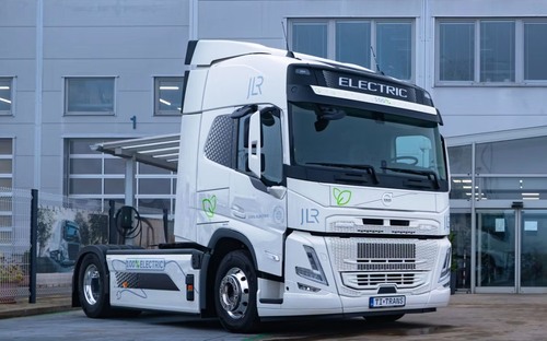 Prvé elektrické Volvo FM bude jazdiť pre Jaguar Land Rover. S dobrým vodičom dá 300 km na nabitie