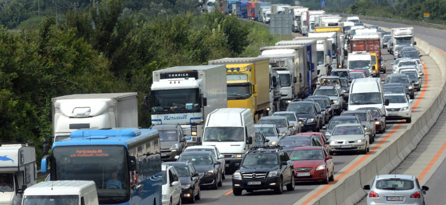 Veľké obmedzenie na diaľnici medzi BA a TT bude aj v piatok!