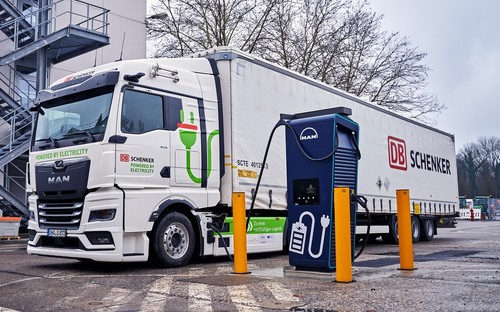 MAN používa elektrické ťahače vo vlastnej logistike. S ich spotrebou 121 kWh na 100 km sú spokojní
