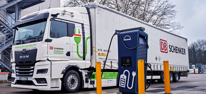 MAN používa elektrické ťahače vo vlastnej logistike. S ich spotrebou 121 kWh na 100 km sú spokojní