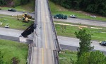 Vodič nákladného auta vrazil do mosta takou silou, že posunul mostovku skoro o 2 metre