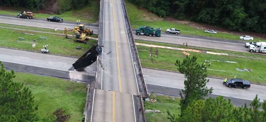 Vodič nákladného auta vrazil do mosta takou silou, že posunul mostovku skoro o 2 metre