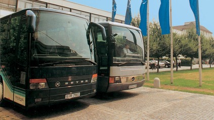 DAIMLER BUSES OSLAVUJE. PRED 30 ROKMI SA POD JEDNOU STRECHOU ZIŠLI AUTOBUSY MERCEDES-BENZ A SETRA