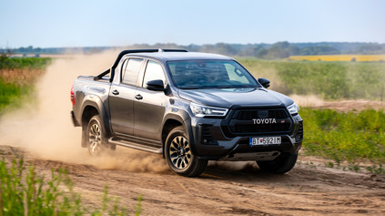 TEST TOYOTA HILUX 2.8 GR SPORT: DRSNÝ ELEGÁN NA POLE AJ DO MESTA