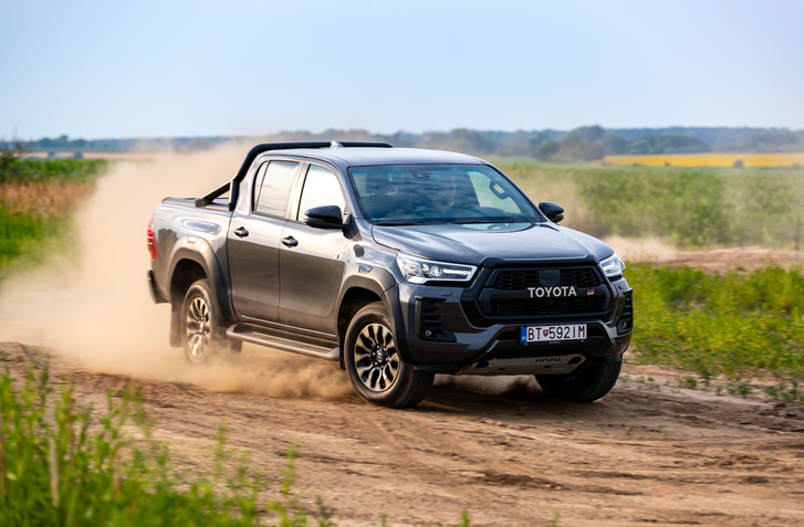 TEST TOYOTA HILUX 2.8 GR SPORT: DRSNÝ ELEGÁN NA POLE AJ DO MESTA