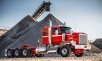 Kenworth C580 utiahne až 454 ton a mieri do najťažšieho terénu