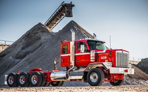 Kenworth C580 utiahne až 454 ton a mieri do najťažšieho terénu