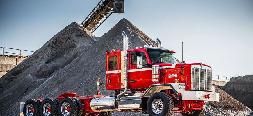 Kenworth C580 utiahne až 454 ton a mieri do najťažšieho terénu