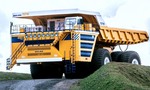 Najväčšie nákladné auto na svete má neuveriteľných 810 ton. Bežný motor by ho nerozbehol