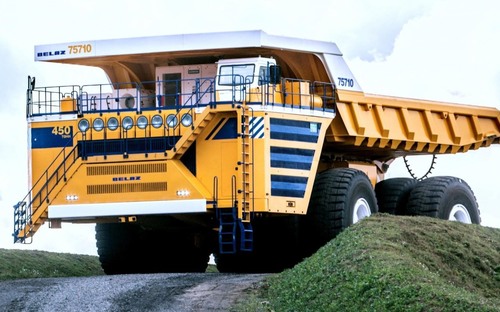 Najväčšie nákladné auto na svete má neuveriteľných 810 ton. Bežný motor by ho nerozbehol
