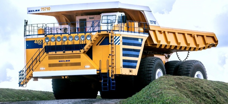Najväčšie nákladné auto na svete má neuveriteľných 810 ton. Bežný motor by ho nerozbehol