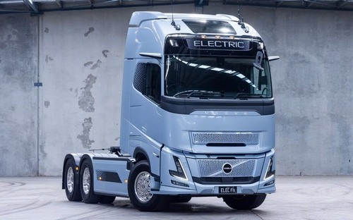 Volvo FH Aero Electric sa chváli dojazdom až 700 km. Vyfúkne prácu naftovým ťahačom?