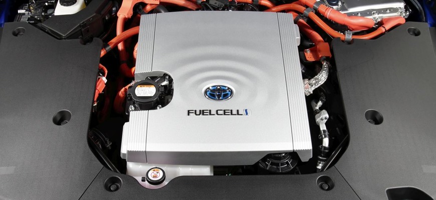 Budeme elektromobil dobíjať a zároveň tankovať vodíkom? Palivové články Toyoty to sľubujú
