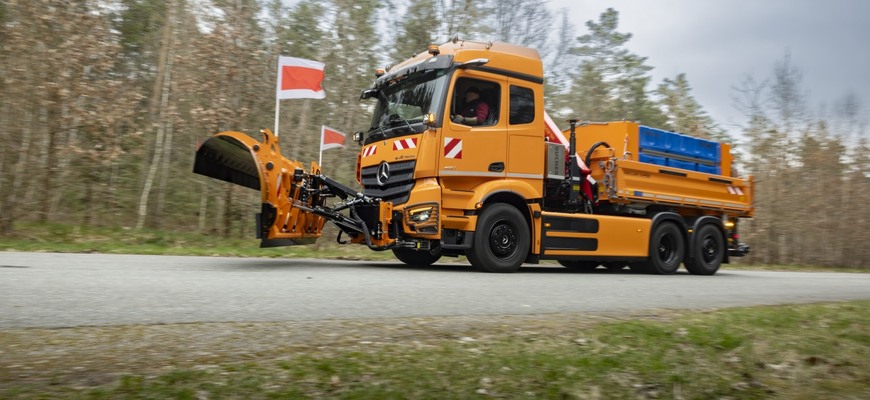eActros 400 ukazuje, že Mercedes sa nebojí elektriky ani pri zimnej údržbe ciest
