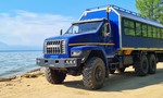 Ural 6x6 pre 30 cestujúcich. Ruský autobus do divočiny vozí turistov k jazeru Bajkal