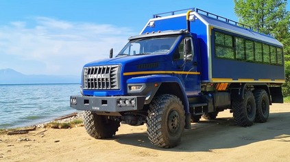 URAL 6X6 PRE 30 CESTUJÚCICH. RUSKÝ AUTOBUS DO DIVOČINY VOZÍ TURISTOV K JAZERU BAJKAL