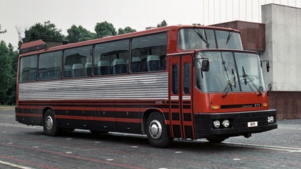 IKARUS 270 UKÁZAL, AKO MÁ VYZERAŤ NAJBEZPEČNEJŠÍ AUTOBUS NA SVETE. ZAUJAL OBROVSKÝM NÁRAZNÍKOM