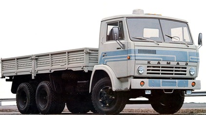 Kamaz oslavuje, prvé auto vyrobil vo februári 1976. Ruku k dielu priložil aj Renault