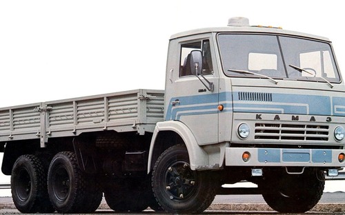 Kamaz oslavuje, prvé auto vyrobil vo februári 1976. Ruku k dielu priložil aj Renault