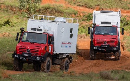 Mobilná klinika dokáže pomôcť aj v EÚ. Nemocničný Mercedes-Benz Unimog zatiaľ pomáha v Afrike