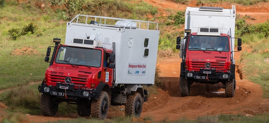 Mobilná klinika dokáže pomôcť aj v EÚ. Nemocničný Mercedes-Benz Unimog zatiaľ pomáha v Afrike