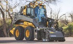 John Deere má nové šmykom riadené nakladače P-Tier s príslušenstvom