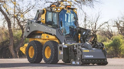 JOHN DEERE MÁ NOVÉ ŠMYKOM RIADENÉ NAKLADAČE P-TIER S PRÍSLUŠENSTVOM