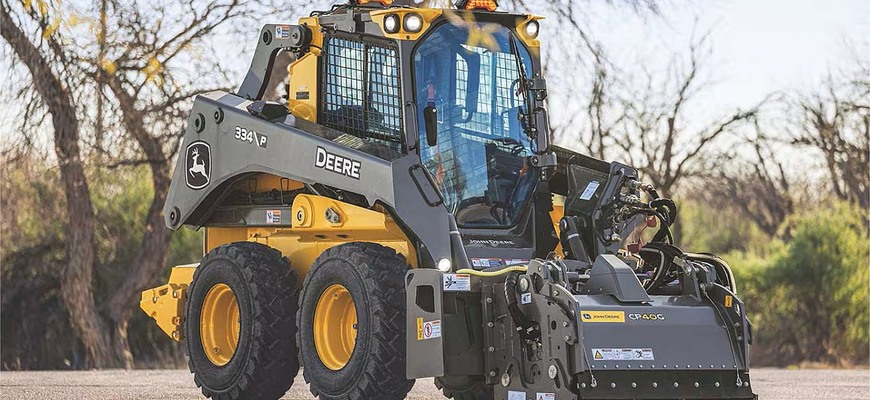 John Deere má nové šmykom riadené nakladače P-Tier s príslušenstvom