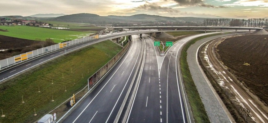 Diaľnica Bratislava Košice bude o rok. Postavia ju Maďari u seba